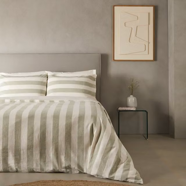 Juego de funda nórdica y fundas de almohada Orson de El Corte Inglés, diseño de rayas minimalista en color verde, confeccionado en lino y algodón transpirable para adultos
