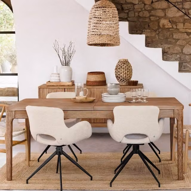 Mesa de comedor extensible Atmosphera de madera de acacia en color marrón para 8 personas con acabado mate y diseño moderno de borde natural
