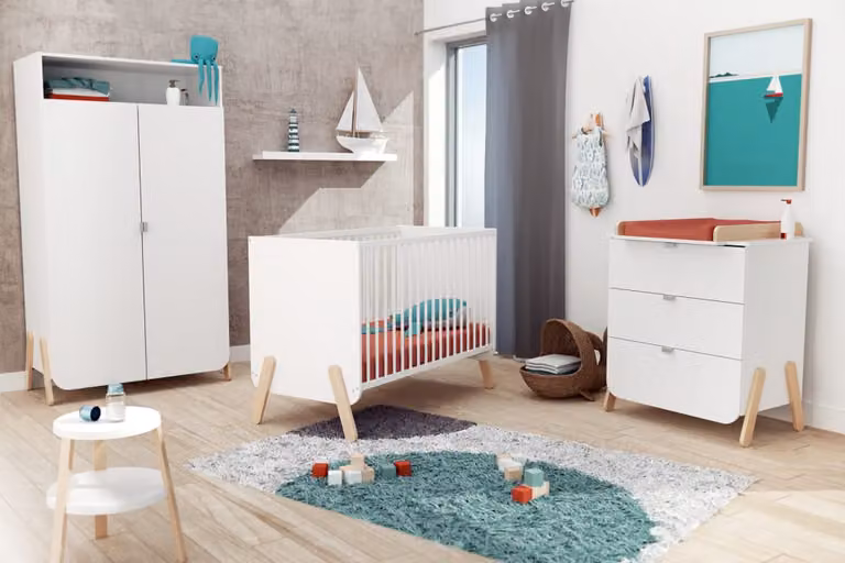 Conjunto de dormitorio infantil moderno en color blanco con estructura de madera sólida, cama, armario y cómoda con cajones