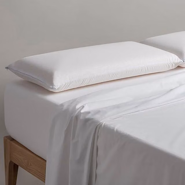 Almohada viscoelástica Velfont con microfibra para adultos, color blanco, forma rectangular y firmeza media