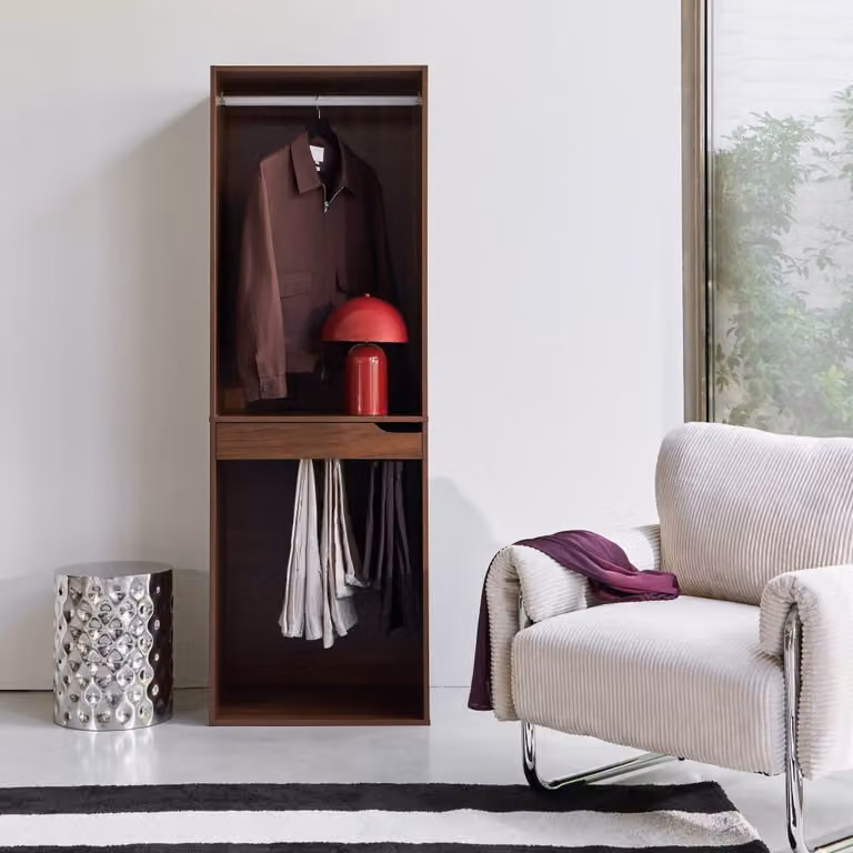 Módulo de vestidor SWEEEK con puertas batientes, barra para colgar y pantalonero en color nogal, An/P/Al: 60 x 45 x 180 cm