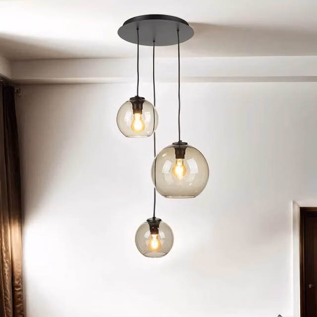 Lámpara colgante de esfera con pantalla de vidrio transparente y detalles en negro para cocina o comedor de estilo moderno