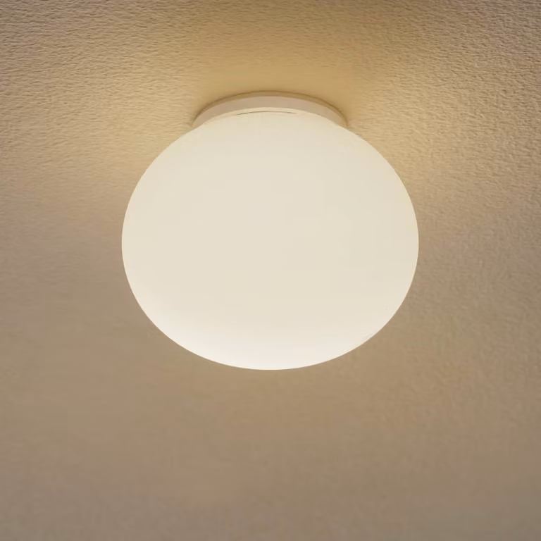 Lámpara de techo Flos Mini de diseño en vidrio blanco opalino y regulable para salón o comedor