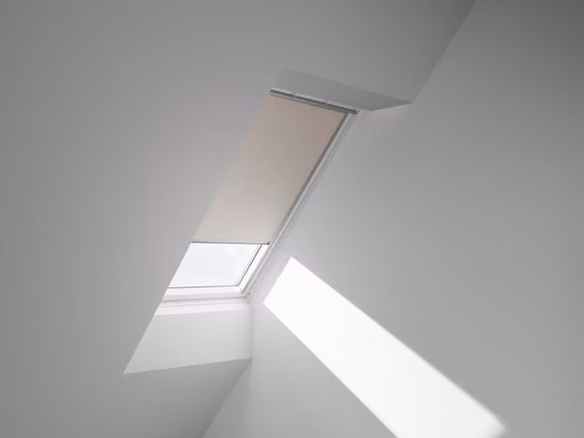 Cortina de oscurecimiento manual Velux Modelo DKL con aislamiento térmico en poliéster