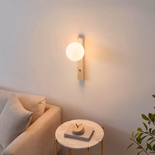 Aplique de pared Lira de KOSILUM con mármol travertino beige y vidrio blanco