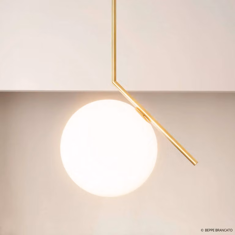 Lámpara colgante de diseño IC S2 de Flos, atenuable, en color latón y oro con acabado en cristal para salón o comedor