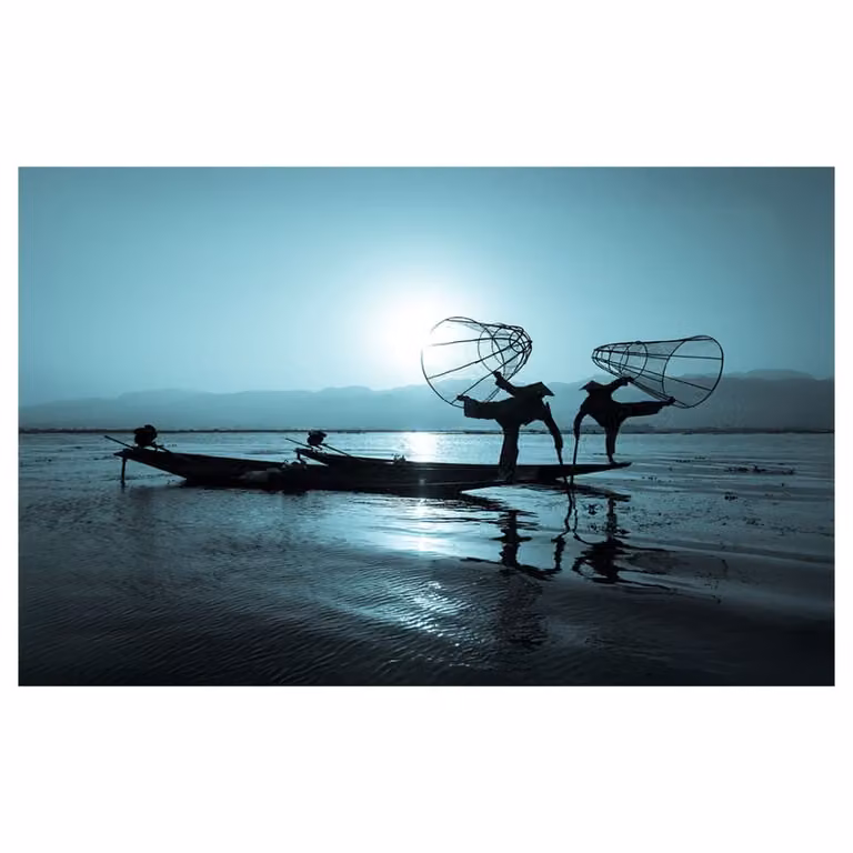Impresión en lienzo Legendarte de pescadores en color azul, An: 60 cm, Al: 100 cm