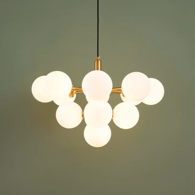 Lámpara de techo suspendida Kosilum Coretta en color dorado y blanco con esferas de vidrio y metal de 40,5 cm