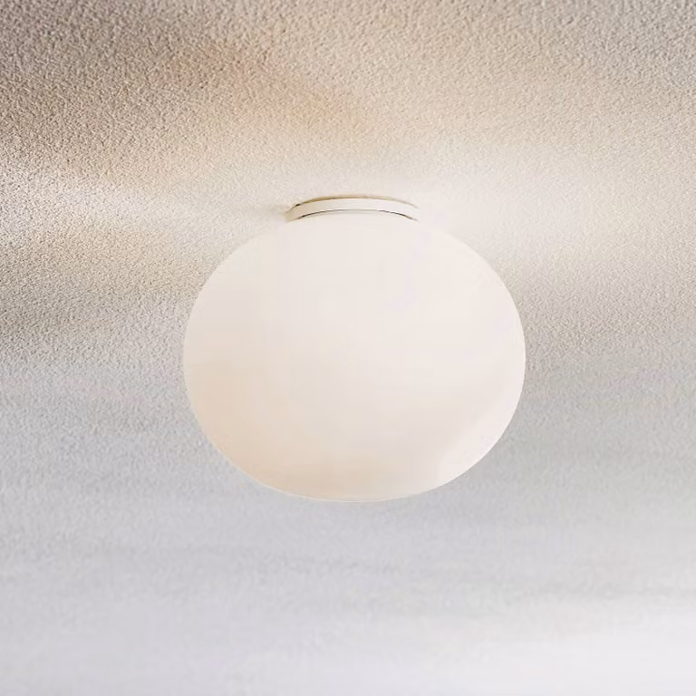 Lámpara de techo Flos Glo-Ball de diseño en vidrio blanco opalino, atenuable y de forma esférica para salón o comedor
